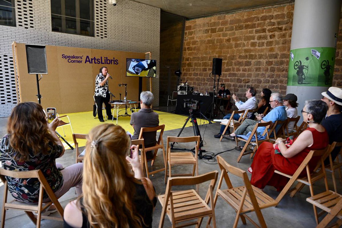 #ArtsLibris 
Presentació de la nova edició d’“ECONOMÍA (Fragmentos de un poema realmente surrealista)”, amb el poeta Dionisio Cañas.