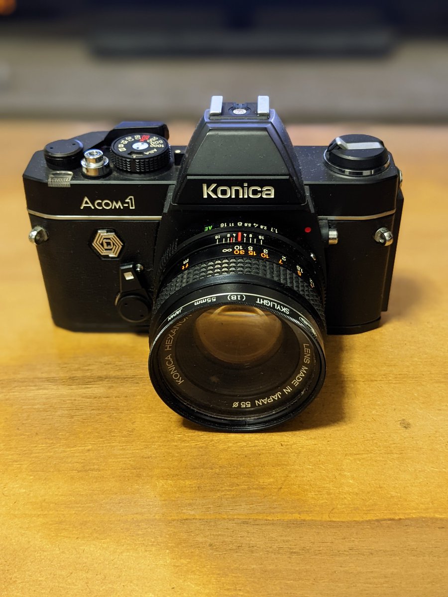 TAKAPEYY's tweet photo. 寝ぼけてメルカリで買ったkonicaのフィルムカメラを分解して直しました！

よく分からんネジが2本余りましたが。。。

とりあえず動くようになったからよし📸
 #フィルムカメラ  #カメラ好きな人と繫がりたい https://t.co/L0NNuAwLZ3