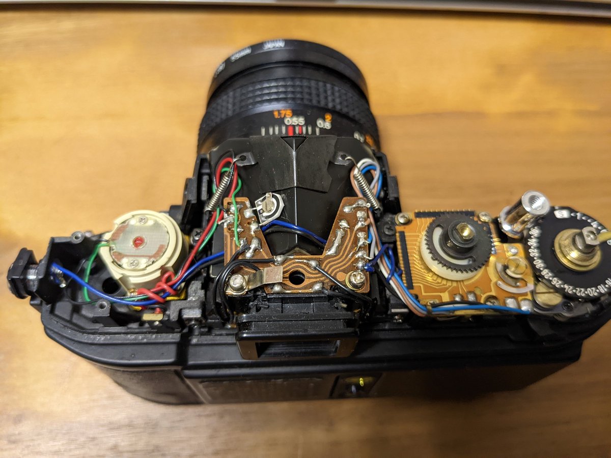 TAKAPEYY's tweet photo. 寝ぼけてメルカリで買ったkonicaのフィルムカメラを分解して直しました！

よく分からんネジが2本余りましたが。。。

とりあえず動くようになったからよし📸
 #フィルムカメラ  #カメラ好きな人と繫がりたい https://t.co/L0NNuAwLZ3