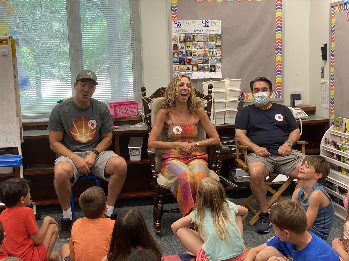 Miss Aronson's Sunflowers 💛 tweet media