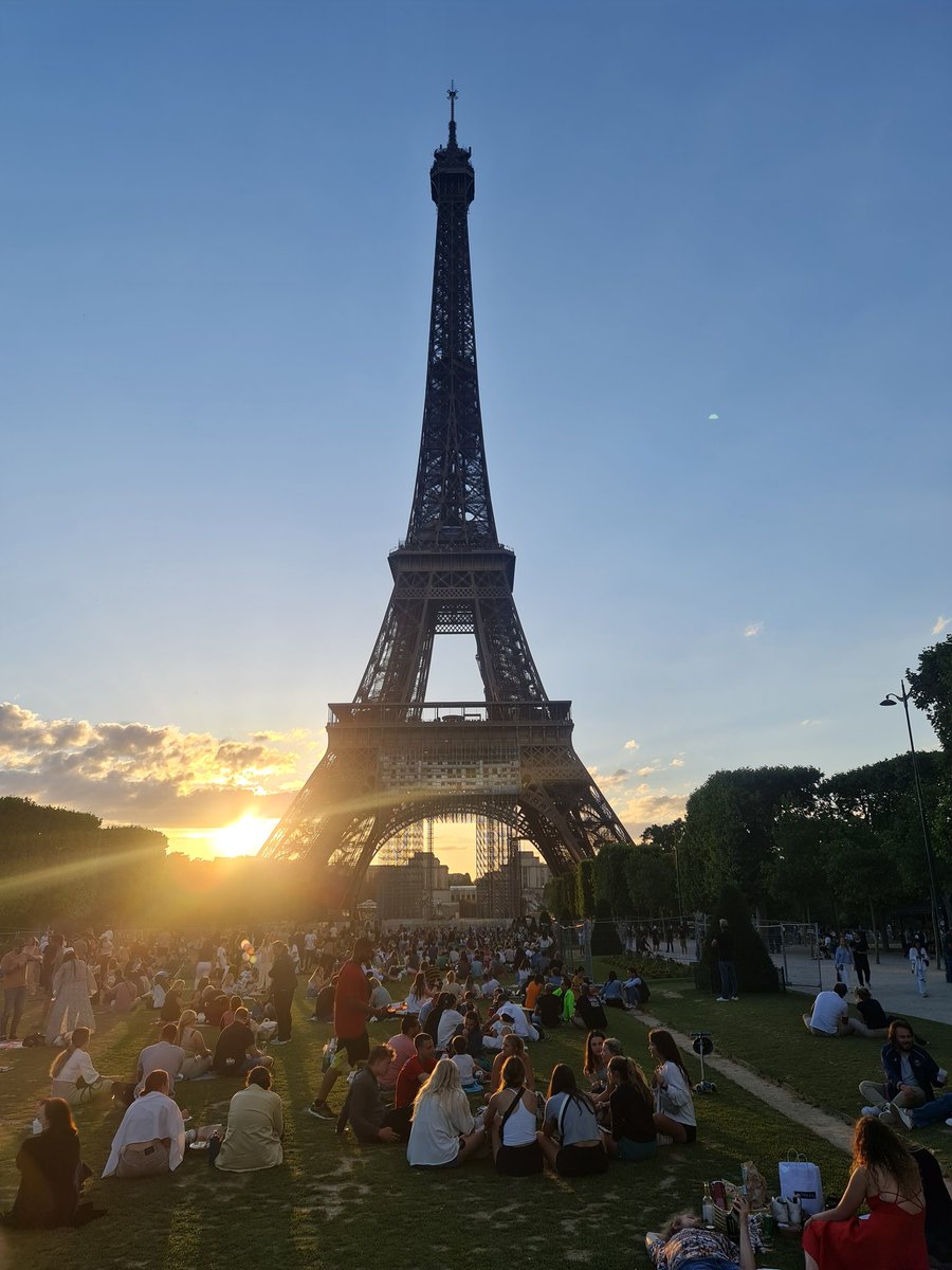 Dre3n0's tweet photo. #Paris with its beautiful #NFT 😍 https://t.co/HEFXRR4zQE
