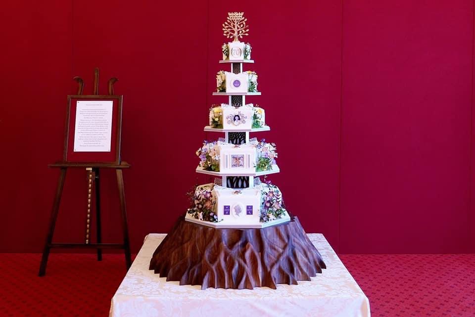 DragonsandDaffs's tweet image. A huge honour to help make this Queen’s Platinum Jubilee cake for @McVities delivered to the throne room Buckingham Palace -Alan Dunn, Christine Flinn, Sue McMahon, Karen and Mike Cauldwell led by Annie Relph with Billy Kilvington and Eve Goldspink from Pladis Global,