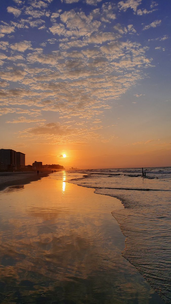 JiranRick's tweet photo. On this last sunrise of the week at Crescent Beach at North Myrtle Beach, there is a good mix of sun and cloud cover to make for great scenery... #beach #sunrise #SundayMorning https://t.co/7CR3LcyWgT