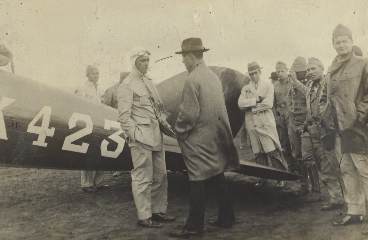guardioesde32's tweet photo. 1/2 Em 30 de agosto de 1932 o capitão Aderbal da Costa Oliveira (subcomte do 1º Grupo de Aviação de Caça Constitucionalista, os "Gaviões de Penacho") parlamenta com jornalista no aeródromo Campo de Marte, na capital paulista, instantes depois de sua chegada do Rio de Janeiro(...) https://t.co/yOByKvWCSs