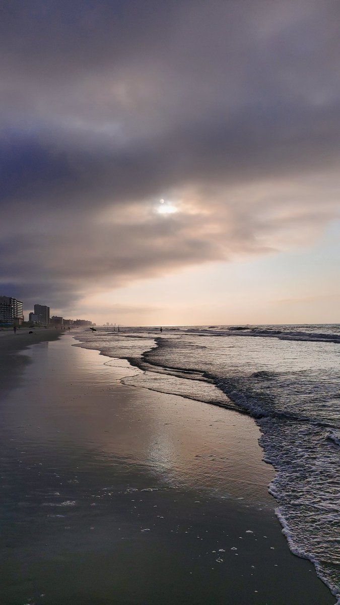 JiranRick's tweet photo. On this last sunrise of the week at Crescent Beach at North Myrtle Beach, there is a good mix of sun and cloud cover to make for great scenery... #beach #sunrise #SundayMorning https://t.co/7CR3LcyWgT