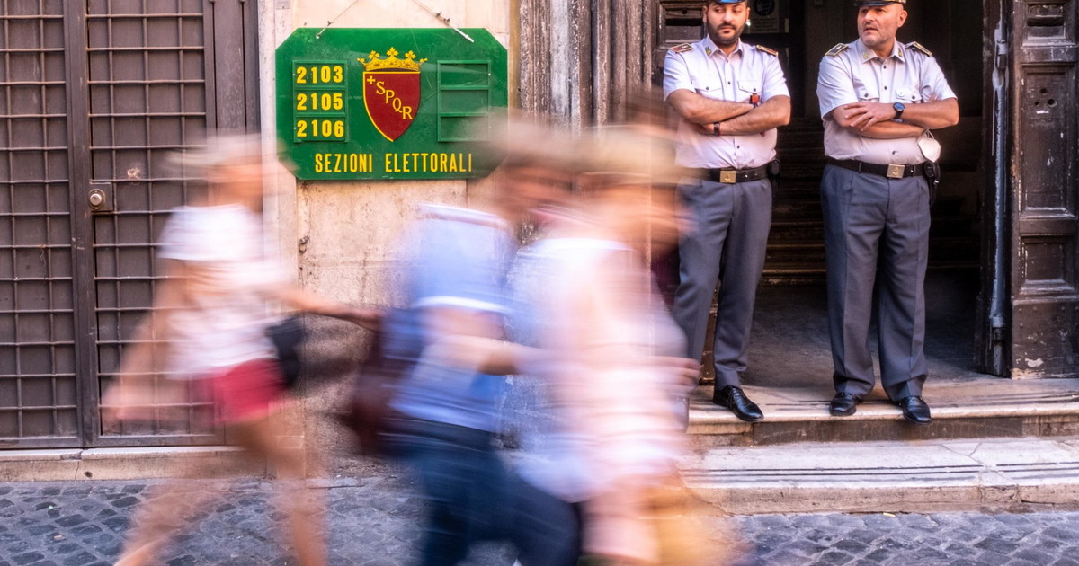 Libero_official's tweet photo. #amministrative2022 e #referendumgiustizia, alle 12 affluenza al 6%. #Quorum, la profezia di #Lab2101 per la sera. E i #Radicali attaccano #Repubblica https://t.co/liRGMwi2m6 https://t.co/jKxCdRdYJA