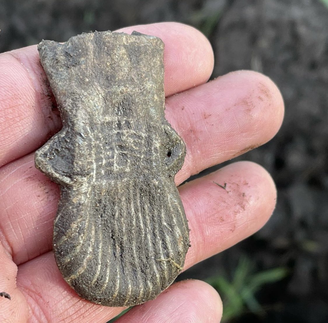 11Thames11's tweet photo. A Medieval Ampulla I found recently has been returned to me. Sadly FLO can’t find an exact match. Above the design is a horizontal line with a moulded zig-zag or possibly a W above. Date wise 1200-1500. I wonder where the pilgrim got it from? Mystery continues #ampulla https://t.co/KfguVIDIJZ