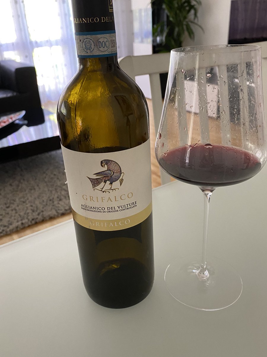 daudau78's tweet photo. Wow, che bella sorpresa! Che vino fantastico! @GrifalcoVini Danke @GerstlWein https://t.co/R1tSIbBG4f