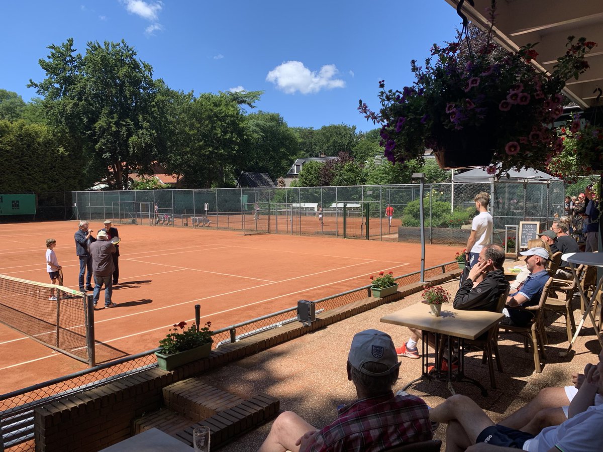 PJvanSchalkwijk's tweet photo. Vandaag slaat Toine Konings de “eerste” bal op deze week van de Baarnsche Kampioenschappen. #mooisteclub #phonosmash #baarn https://t.co/gtnNxqV8jS