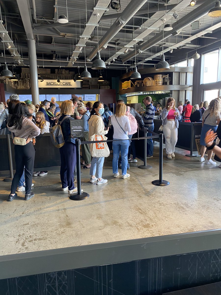 #WBtour you need more food outlets!! Huge queue with starving children at 13:40!