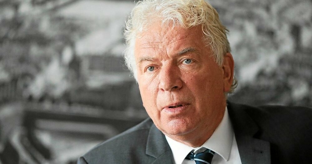 Le maire de Brest surpris en train d’arracher l’affiche d’un concurrent aux législatives
➡️ go.letelegramme.fr/80H