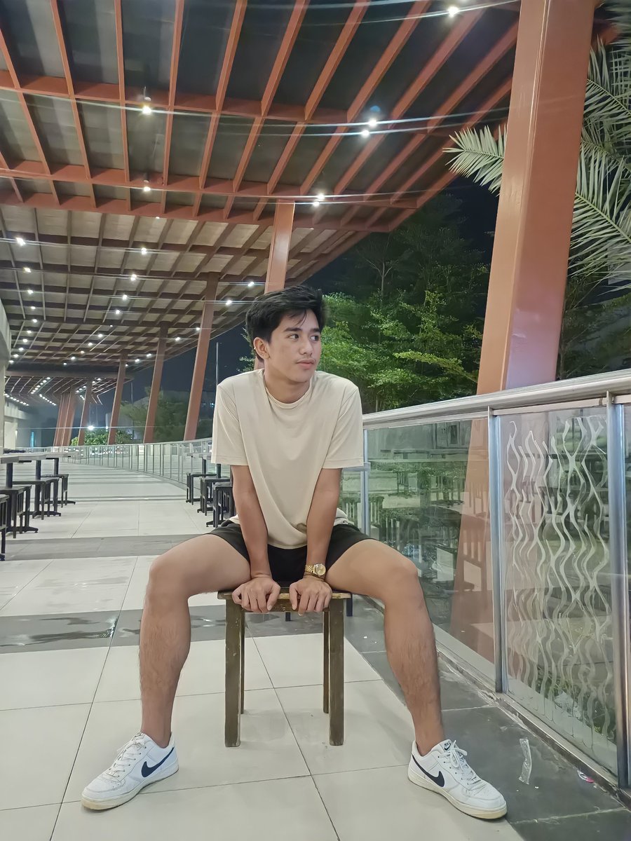 Jaypreys's tweet photo. Upuan moko or uupan kita? https://t.co/8nJAuXyAYH