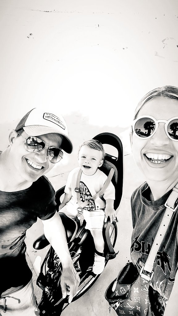 AnnetaSLl's tweet photo. Biciclejant 🤍 #LittleIan #som3 #summermood #amorinfinit https://t.co/qtQplU3cyA