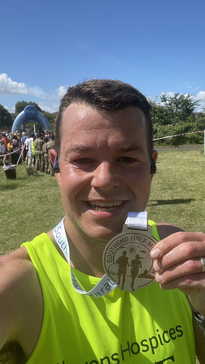 RunDaddyRun16's tweet photo. Southend Half Marathon ✅
Race number 4️⃣ of the year today, and an extremely hot Southend Half Marathon. The aim was sub 1️⃣:4️⃣0️⃣ to start off my block towards @LondonMarathon
Buzzing to come in at 1️⃣:3️⃣7️⃣:4️⃣8️⃣ and my 3️⃣rd quickest half marathon to date.
#rundaddyrun https://t.co/1H1GyyoG1k
