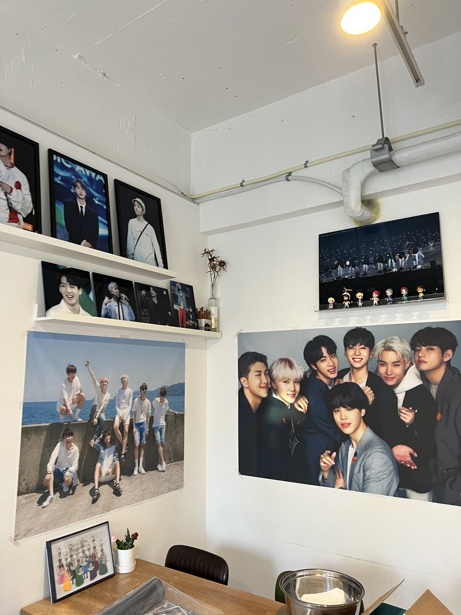 ooll901lloo's tweet photo. 울 탄이들 9주년 사부작 첫 방문인데 이쁘게 방탄들 구경할수 있어서 너무 좋았어요 
@sabujak0721 그리고 특전들 하나씩 챙겨 주시는데 너무너무 감사했어요 ㅠ 급하게 가서 사진은 제대로 찍을수 없었는 집에서 하나씩 다 확인 했어요 🤭
@bts200901
@3P5hx
@V_LeDeng
@hopedream218
@dalbodraemang https://t.co/shLnYlLpnv