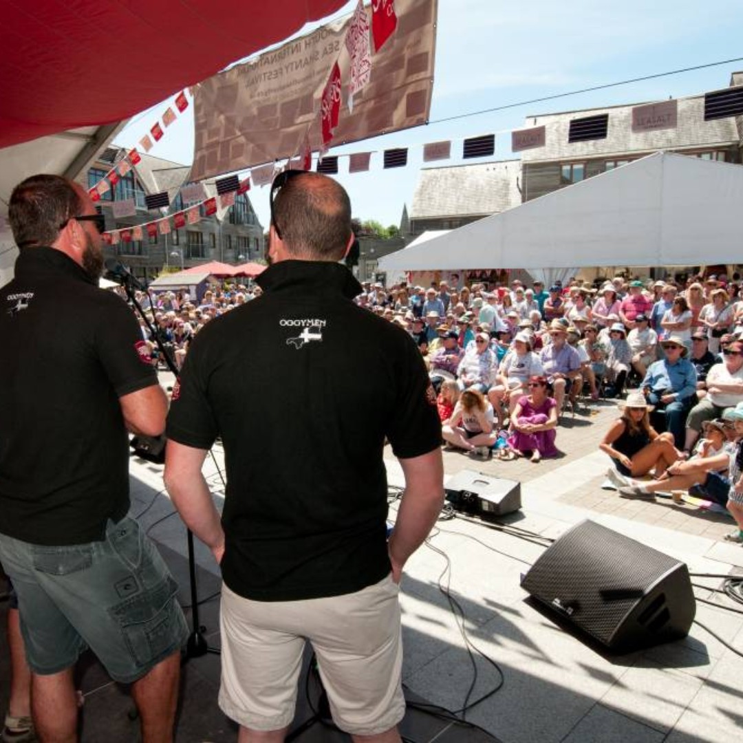 Skinnersbrewery's tweet photo. A week today we'll be seeing off the @FalSeaShanty in style on Events Square!
Starting from midday, the line-up is epic and culminates in our very favourite piece of scheduling - 'All'!
See you there and don't forget, when at the bar Cornwall asks for #SkinnersFirst! https://t.co/45A7usPELK