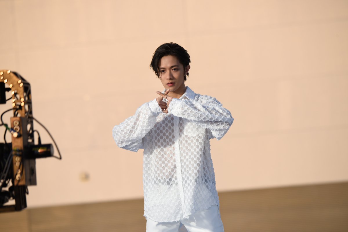 WARPsUP's tweet photo. 今回もコレオを担当してくださった、yumeri先生が考案した#HEROPOSE#!
「HERO_誓」のジャケットアートワークにも使われている、とても重要なポーズです✨✨
#WARPsUP #HERO誓 #HEROPOSE #初夏新曲 #ランイー #ミンジュン #NewSongofSummer #LANGYI #MINGJUN https://t.co/hnkD6O9w5v