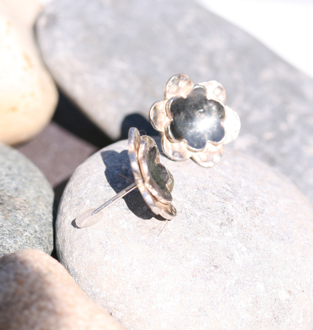 KlaarSmith's tweet photo. Sunshine and flowers, that's what it's all about. I hope you're having a lovely Sunday!

x Klaar

🌻☀️
#sunshine
#sundayvibes
#flowers
#silverjewellery
#sustainablejewellery https://t.co/1ZBhxKqj7R