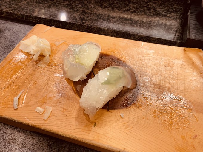 大将がサプライズで出してくれた生クラゲのお寿司。独特の歯ごたえでとても美味しかったけど、何より外観に衝撃を受けた 