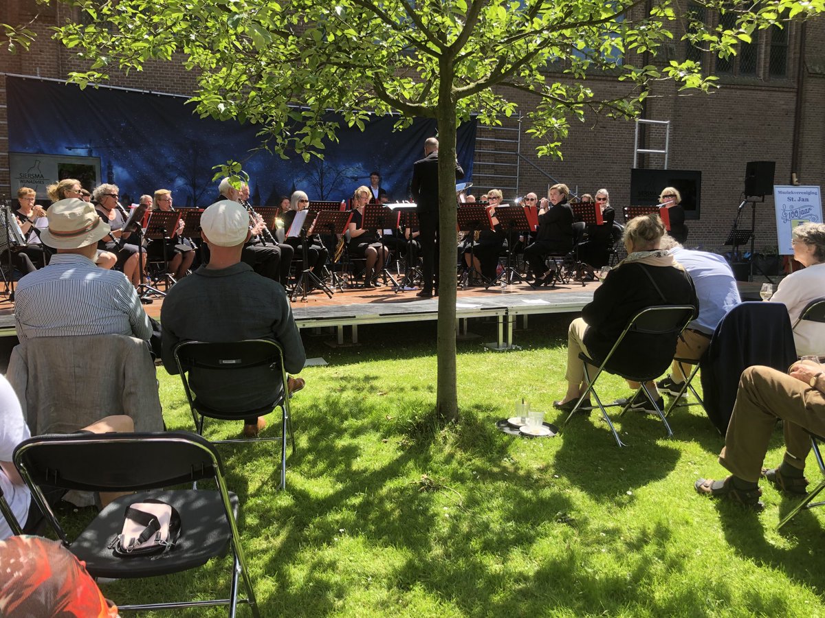 Muziek vereniging St Jan viert 100 jarig bestaan in de tuin van het Brinkhuis.  College uit Blaricum is uitgenodigd. Perfect bijpassend weer. #goedeburen #sintjan #laren #blaricum