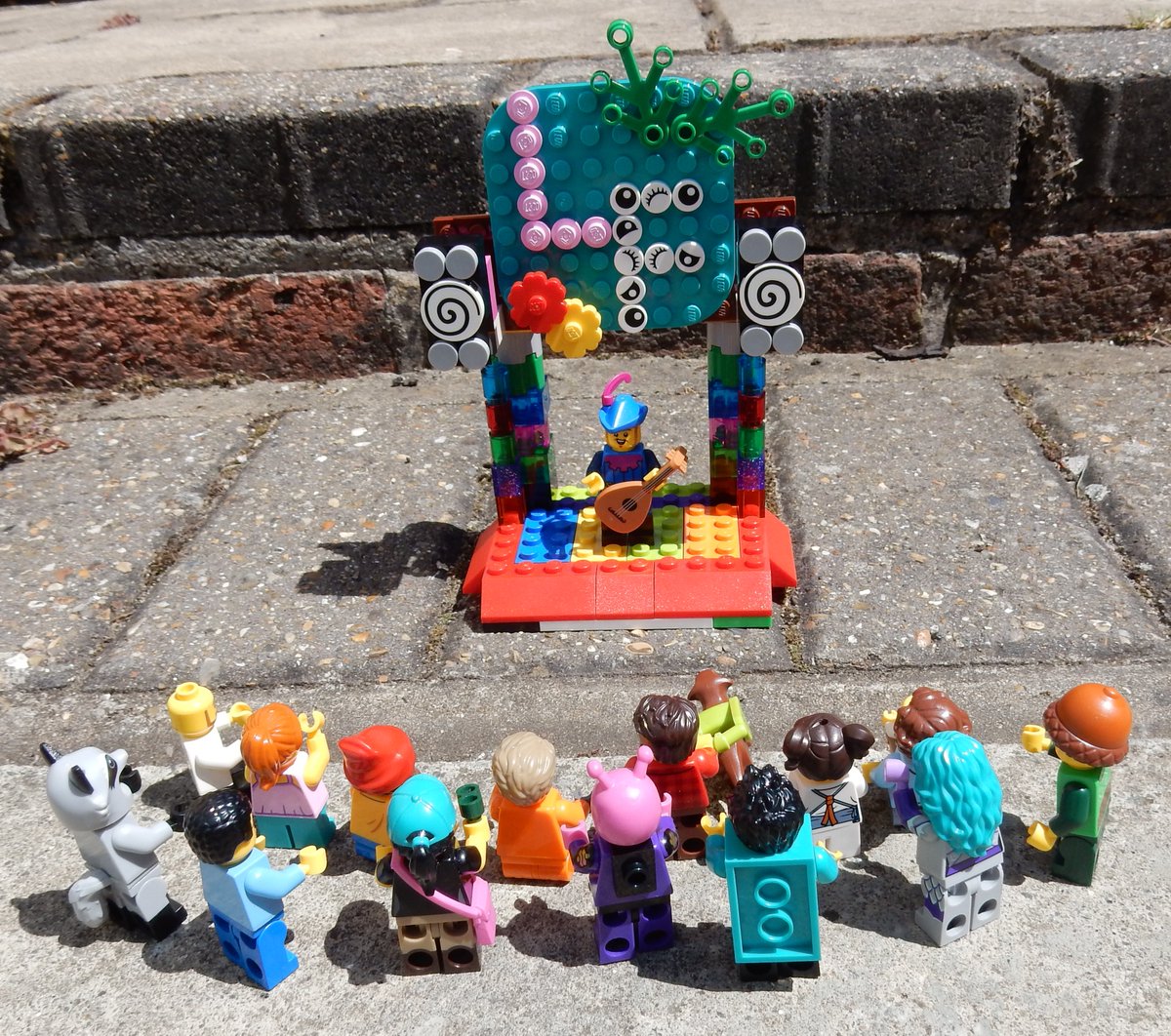 DabrowskaIsa_13's tweet photo. Lego Fest #lego #minigs #legophotography https://t.co/N22RIxUJHF