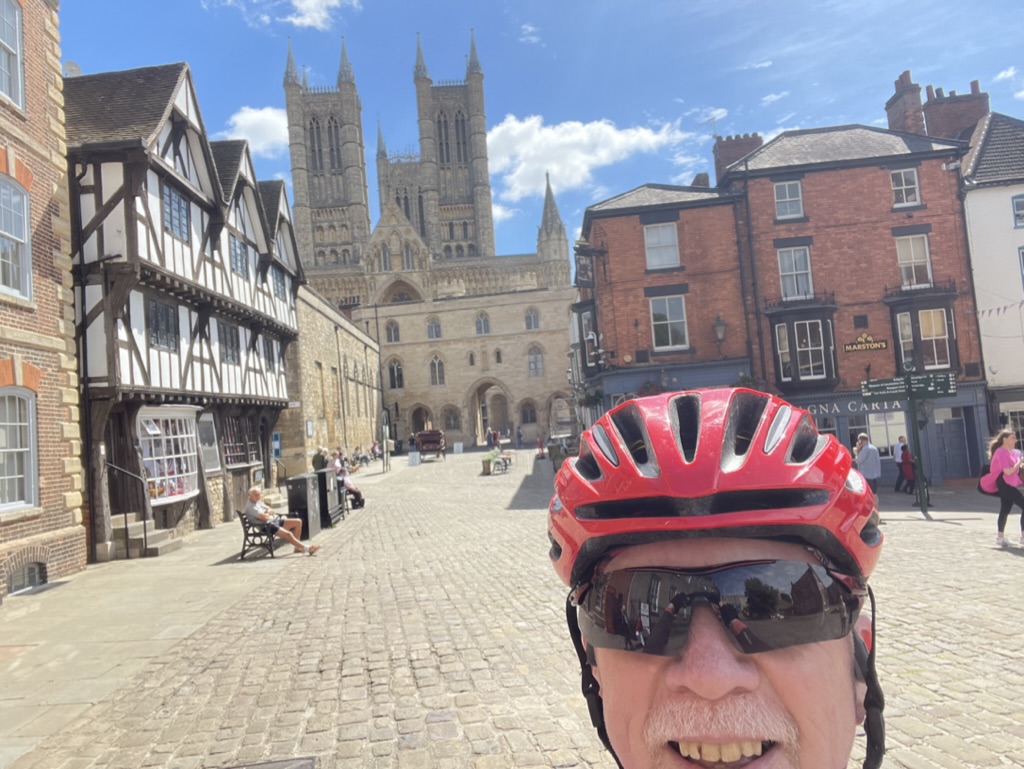 BillRos30800224's tweet image. Lincoln Cathedral after cycling up an absurd very steep cobbled street then some well earned E.C.F. 😬🚴😀
#cycling #michaelgate #cyclinglife  #lincoln