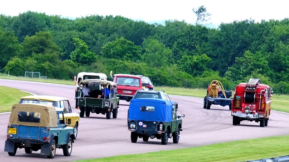 LRLegends's tweet photo. Our second Land Rover Legends parade was terrific! 
@thruxtonracing 
@thruxtonhist 
#landroverlove #landrover #landroverlegends https://t.co/5wCFjcDZr5