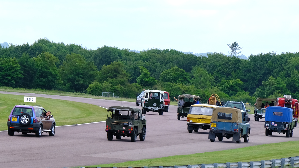 LRLegends's tweet photo. Our second Land Rover Legends parade was terrific! 
@thruxtonracing 
@thruxtonhist 
#landroverlove #landrover #landroverlegends https://t.co/5wCFjcDZr5