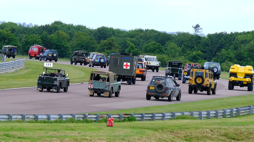 LRLegends's tweet photo. Our second Land Rover Legends parade was terrific! 
@thruxtonracing 
@thruxtonhist 
#landroverlove #landrover #landroverlegends https://t.co/5wCFjcDZr5