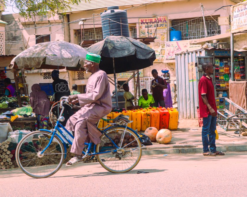 EdesonJnr's tweet photo. In the core North you get to see more of this. There are bicycles as much as there are cars
📷Richpixels
#kanokano
#madeinthenorth
#streetphotography
#documentaryphotography https://t.co/l9SG9XnR7O