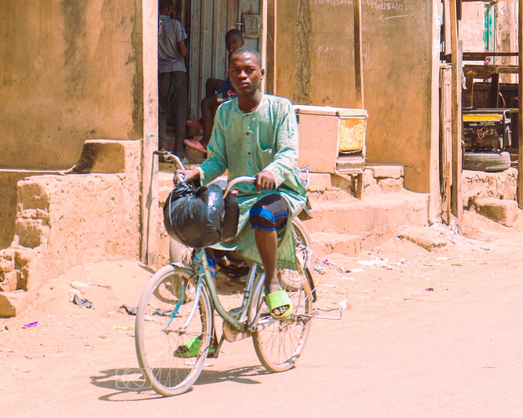 EdesonJnr's tweet photo. In the core North you get to see more of this. There are bicycles as much as there are cars
📷Richpixels
#kanokano
#madeinthenorth
#streetphotography
#documentaryphotography https://t.co/l9SG9XnR7O