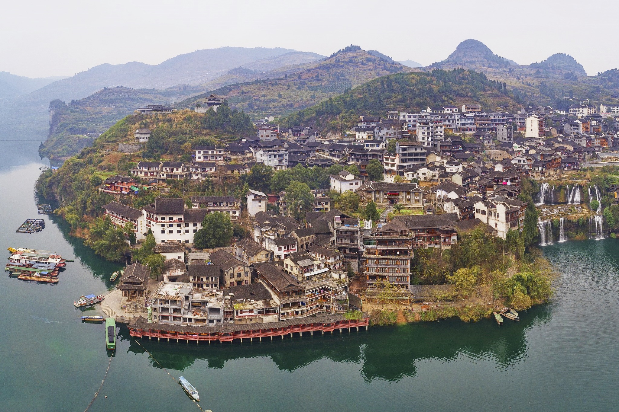 Next Step on Twitter: "#หมู่บ้านแห่งเทพนิยายในจีน Furong Zhen  เมืองที่ตั้งอยู่ในมณฑลหูหนาน ประเทศจีน  เป็นเมืองโบราณที่งดงามราวกับอยู่ในนิยาย ล้อมไปด้วยภูเขา มีแม่น้ำไหลผ่าน  และนอกจากอาคารบ้านเรือนที่เป็นเอกลักษณ์แล้ว ยังมีน้ำตกไหลลงสู่แม่น้ำ  ถือเป็น ...