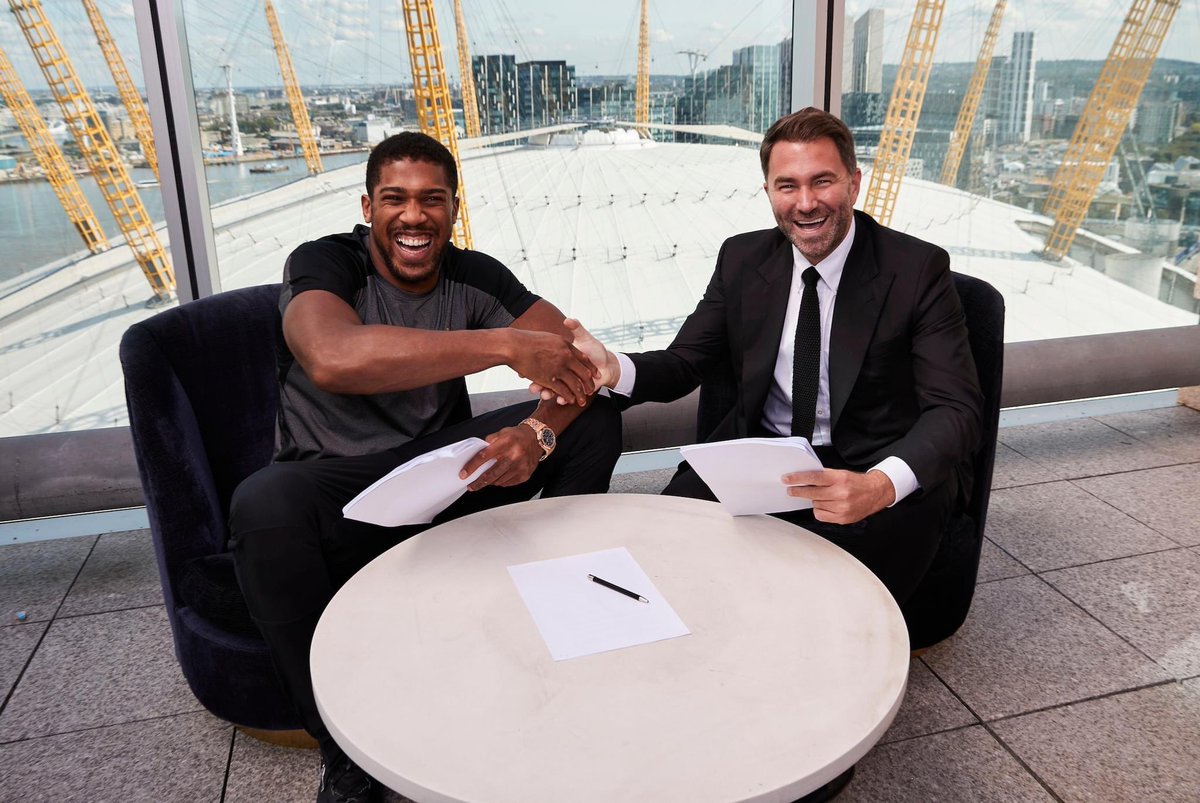 BOXRAW's tweet photo. 📝 Anthony Joshua has reportedly signed a new deal with DAZN

🗓 Multi-year contract
🥊 Multi-fight deal
🏟 Two fights per year
🔜 Usyk rematch next
📺 Will launch DAZN PPV in UK
💰 Set to earn £100m+

#boxraw https://t.co/JIYv94Wne5