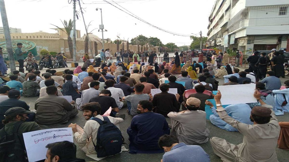 ZrumbeshEnglish's tweet photo. The families of forcibly disappeared Doda Baloch and Gamshad Baloch are in protest in front of the Karachi Sindh Assembly building for their recovery, in which the leaders of Baloch Yakjehti Committee Karachi, University Fellows of forcibly disappeared students and many others. https://t.co/3RQpFbK73f