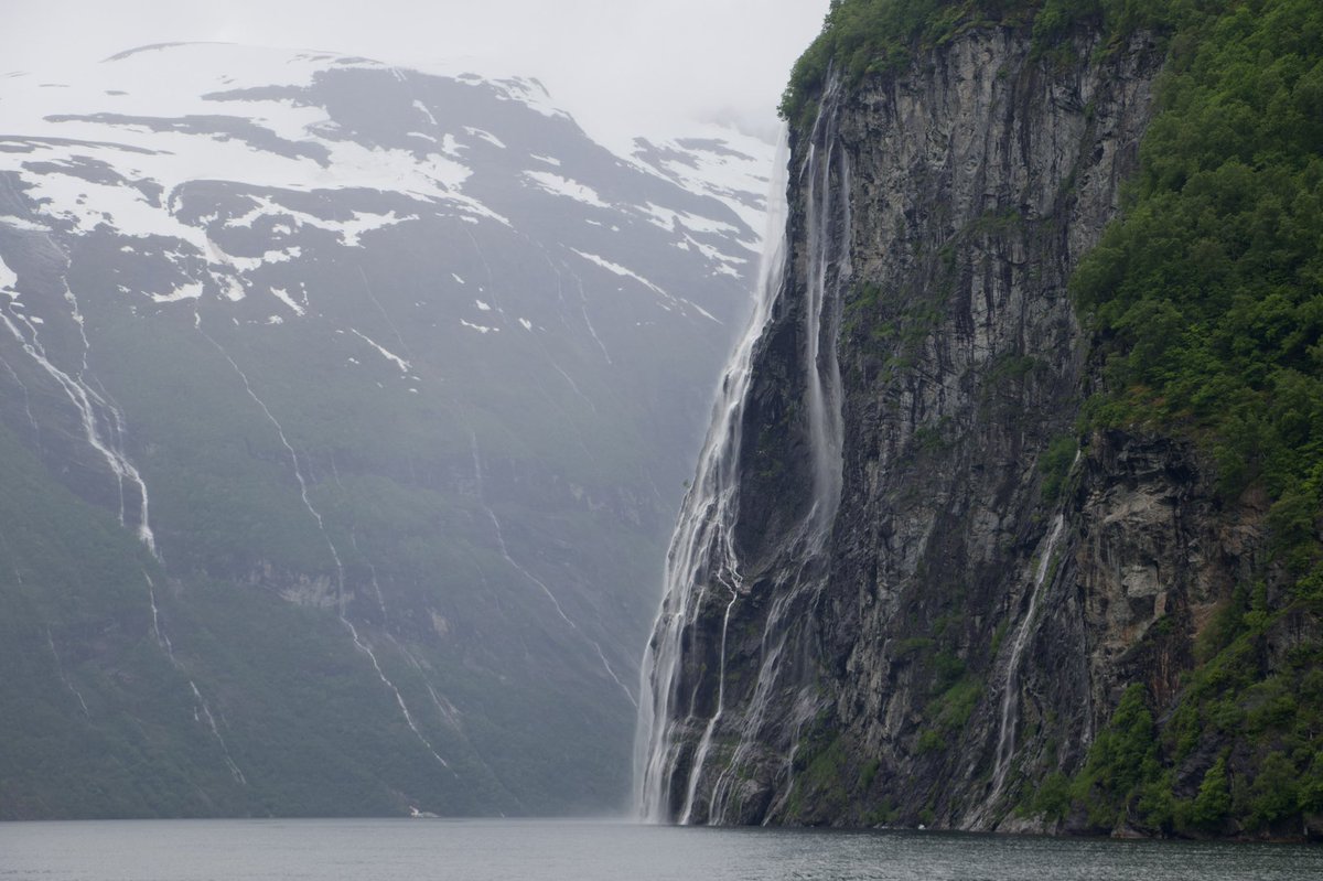 liliferinga's tweet photo. Een dag voor aankomst in Geiranger de film Bølgen kijken was misschien niet ons beste idee, maar wat is het leven zonder een beetje sensatie? En achja anders hebben we in ieder geval de foto’s nog.. https://t.co/EcZjOp4Z99