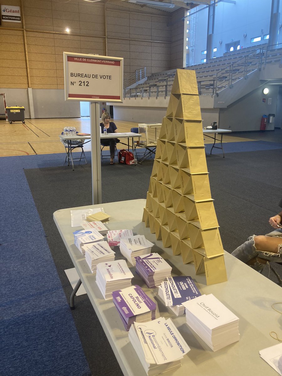 On s’occupe comme on peut 
La tour infernale de la démocratie 🗳 

#legislatives2022 #votez #electionslegislatives2022 #ElectionsLegislatives #Elections2022 #elections