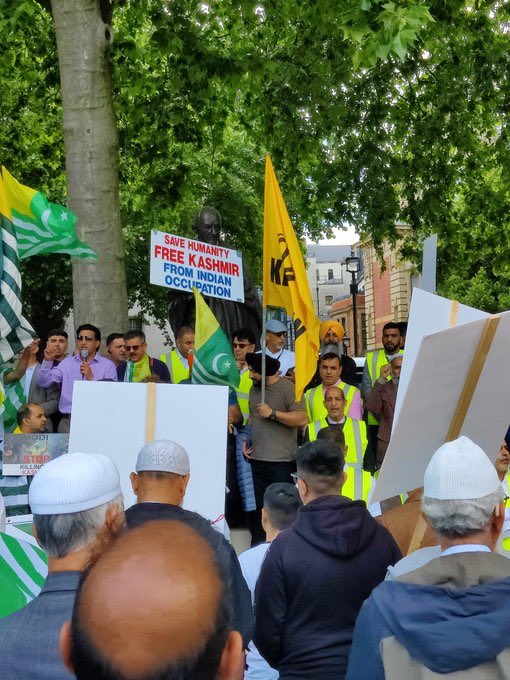 JKLF_Org's tweet photo. Kashmiris in London stands with Yasin Malik against Indian judicial terrorism. International community must raise voice against India terrorist Govt, @UNHumanRights ask India to stop genocide of Kashmiris.
#LondonProtests4YasinMalik 
#ReleaseYasinMalik https://t.co/Mpn9TRAzQK