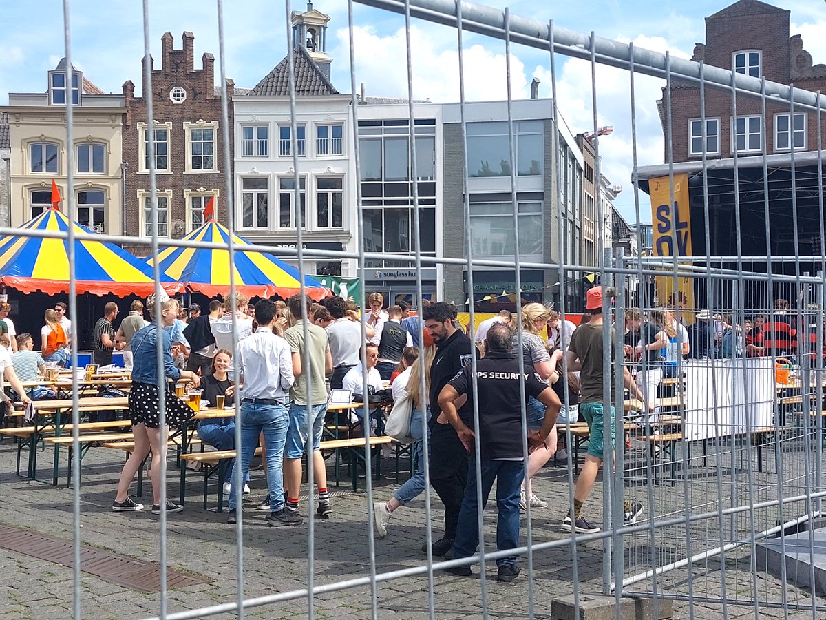 MarcBrinkBD's tweet photo. Ondertussen op de Bossche Markt. 'Ik wil wodka': achter hekken viert Gremio Unio feest #slok https://t.co/RfHsnQgVlA