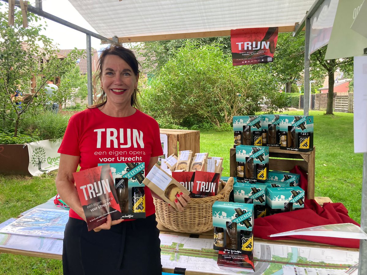 Trijn is overal vanmiddag tot 17 uur nog op Markt om de hoek in het park <a href="/oosterspoorbaan/">Oosterspoorbaan</a> op het Beerthuizenplantsoen Hier met koorcollega <a href="/AnneBegheyn/">Anne Begheyn</a>