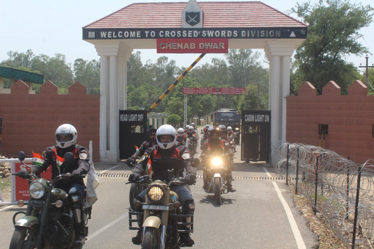 prodefencejammu's tweet photo. #VeerSmritiYatra
#Whiteknight50
#WhiteKnightRiders laid wreath at the Warriors Grove #Akhnoor. The Riders paid homage to the 'Fallen Heroes' of various Battles fought in Akhnoor sector(J&K).
@SpokespersonMoD
@OfficeOfLGJandK
@NorthernComd_IA
@adgpi
@PIBSrinagar https://t.co/UURaozfl8N