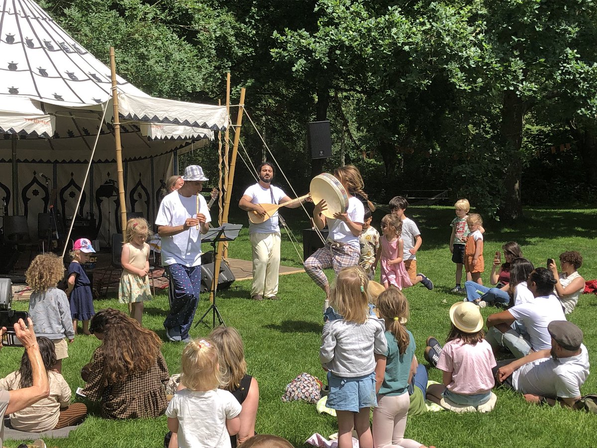 In de zon bij <a href="/FortAanDeKlop/">Fort aan de Klop</a>. <a href="/CatchingCultur1/">Catching Cultures Orchestra</a> speelt voor kinderen en volwassenen. Mooie locatie. Goede sfeer.
