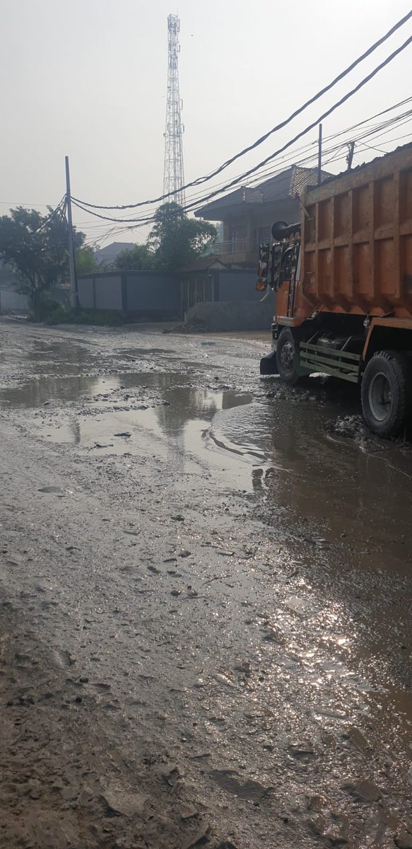 aldianifauziyah's tweet photo. @KemenPU Min @KemenPU tolong banget push BMPR Jabar buat perbaiki jalan sudamanik parung panjang bogor. Jalanannya bener2 parah bgt sama sekali gak layak dilewatin. Warga udh capek protes ke pemprov ga ada tanggapan sama skali. Udah masuk beritapun pemprov gk bergeming. https://t.co/l61bkTMk2H