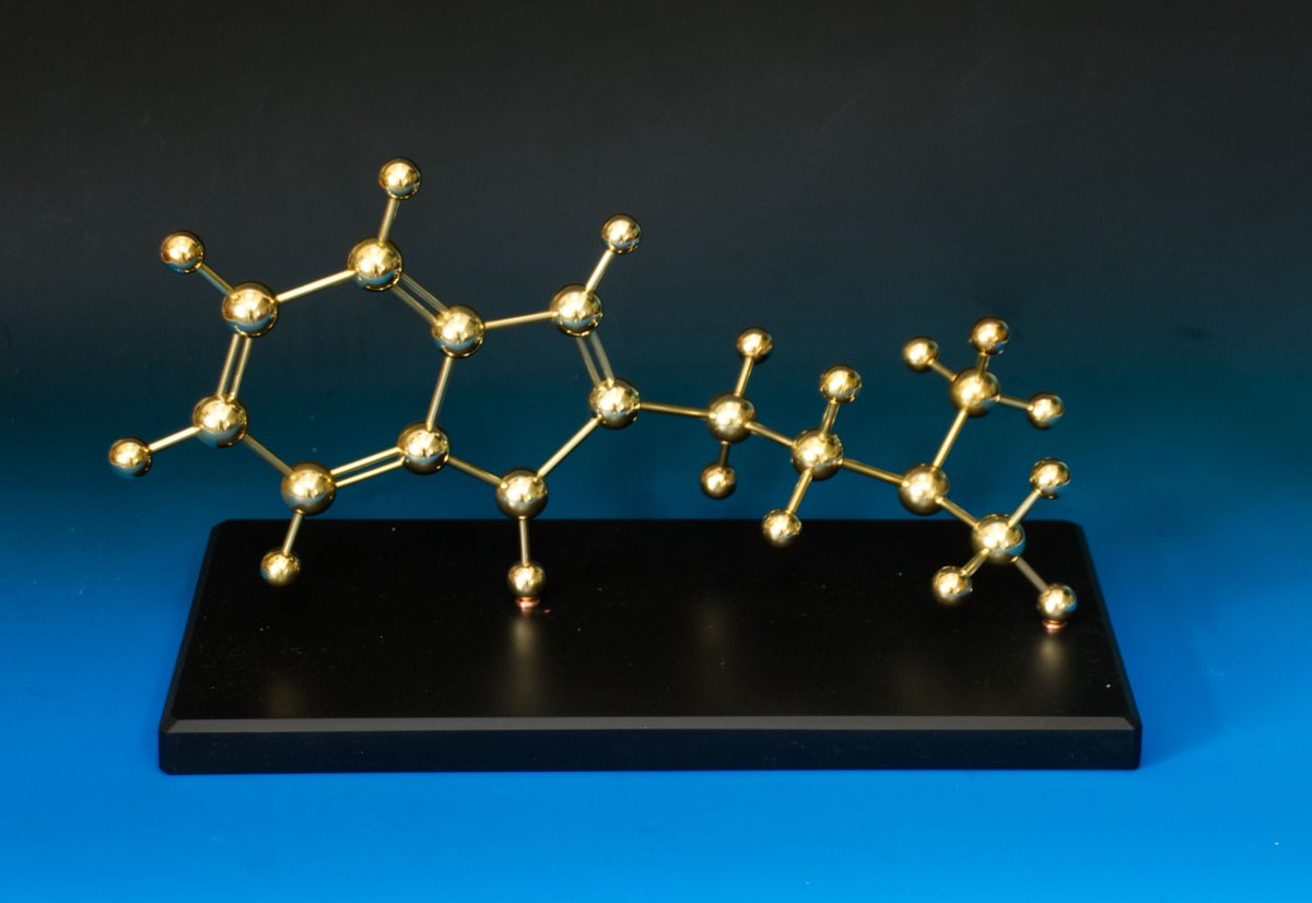 Miramodus's tweet photo. A brass model of N,N dimethyltryptamine that we made a week or two ago, set off on a beautiful slate plinth from Edinburgh Granite and Marble. The model was made with 20mm/15mm brass balls and is around 33cm long. #molecularmodels
https://t.co/9HCAlxBlfQ https://t.co/YhDvIZ9Jat