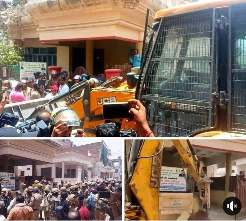 moonishbantwal's tweet photo. Modi in,
2014: House for every Indian by 2022.
But in,
2022: Bulldozer on your houses
@AfreenFatima136
#StandWithAfreenFatima https://t.co/IpyTVZzPq1