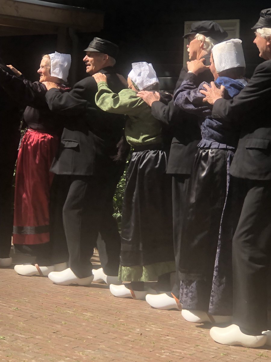 De klepperman kwam ook op de 100ste verjaardag van muziekvereniging St Jan. #klepperman