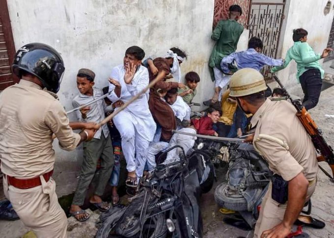 Aqibjaved000's tweet photo. Police in Indian State of Jharkhand tortured little Muslim boys who had come out to protest against insults at Prophet Muhammad (pbuh)
#MuslimsUnderAttackinIndia #MuslimsNotSafe_In_India https://t.co/3QYjVODMJA