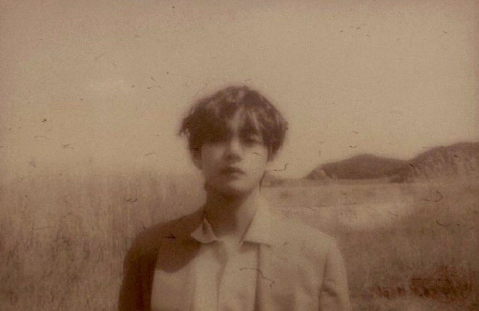 viaddle's tweet photo. This edited picture of V feels like 60s vibe💜 https://t.co/EQHksoERLs