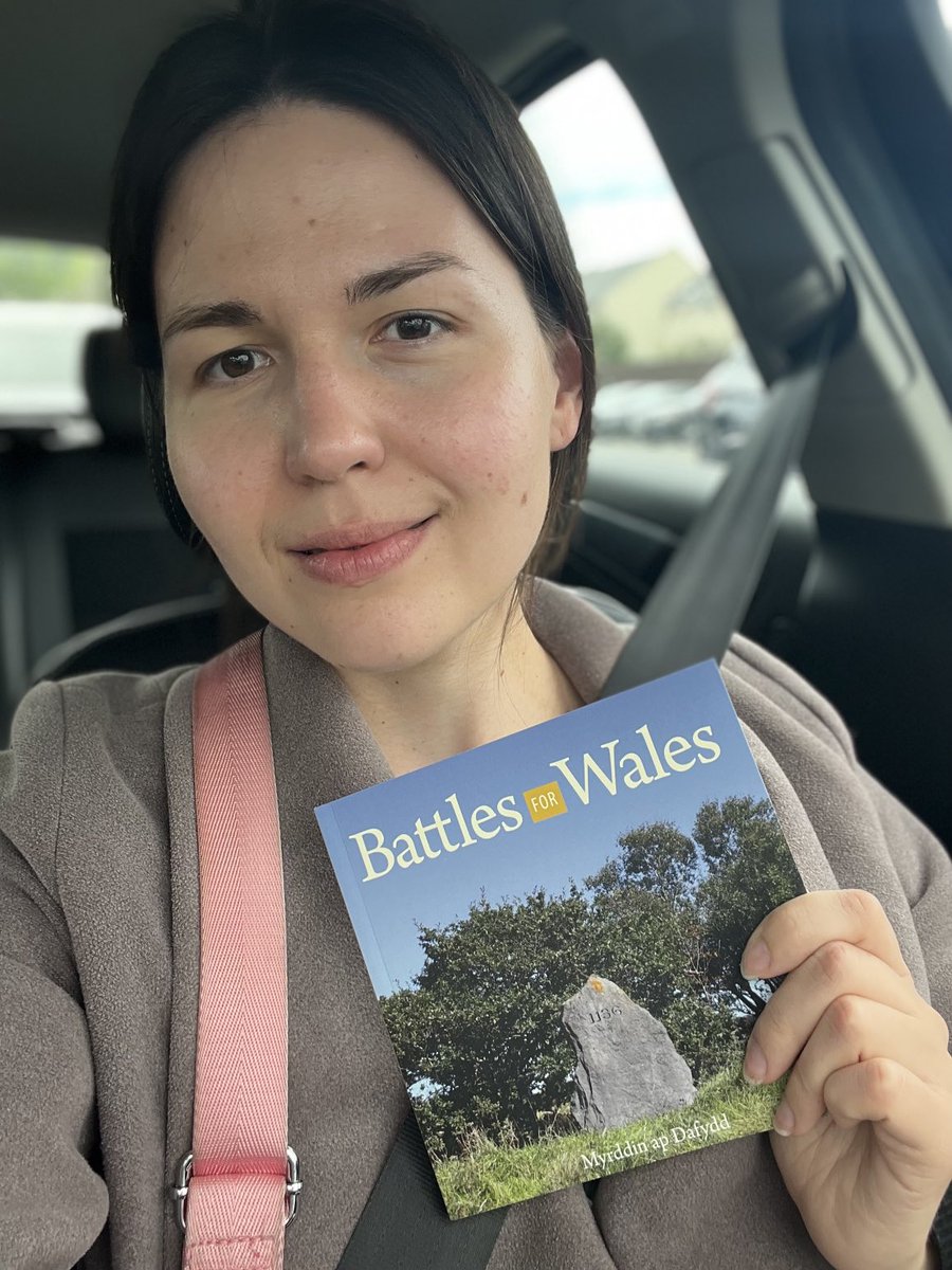 rommari's tweet photo. Welsh people, you were so absolutely wonderful in Cardiff that it’s inspired me to buy this book today and read about the history of Wales 🏴󠁧󠁢󠁷󠁬󠁳󠁿❤️ https://t.co/oLtPImnZQ9