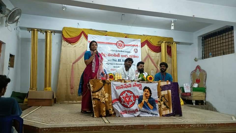HUrlapu's tweet photo. జనసేన పార్టీ అధినేత శ్రీ @PawanKalyan గారి ఆదేశాల మేరకు పాలకొండ నియోజకవర్గం లో పార్టీ క్రియాశీలక సభ్యత్వం నమోదు చేసుకున్న జనసైనికులకు, వీర మహిళలకు ప్రమాద భీమా ధృవీకరణ పత్రంతో కూడిన, సభ్యత్వ కిట్స్ అందజేసిన @JanaSenaParty నాయకులు.

 #JSP_ActiveMembershipKits https://t.co/oFAOQfMP77