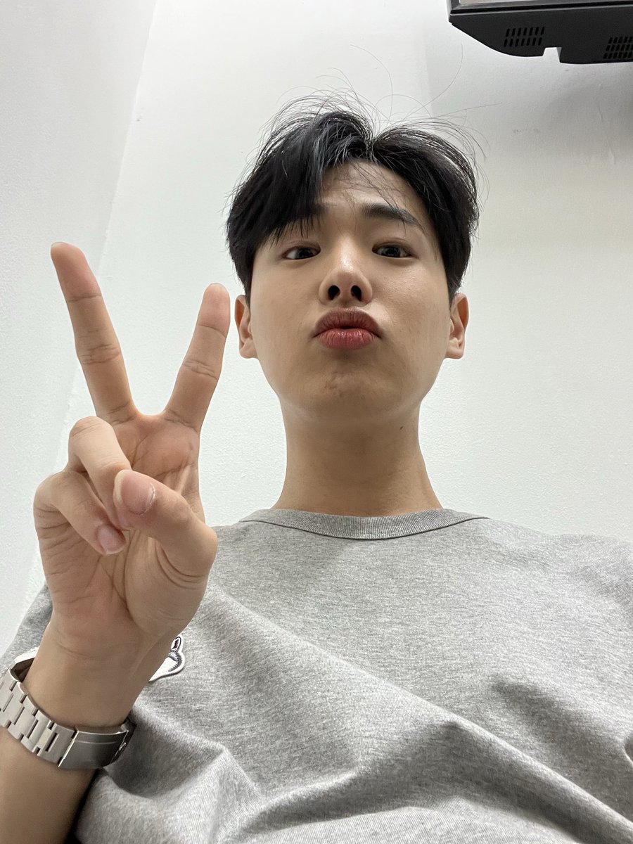 NewWorld_VICTON's tweet photo. [#병찬] 2주동안 함께해줘서 고마워~~앞으로도 함께하자💛💛 https://t.co/vYftgWaxrC